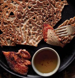 Galettes de sarrasin et grillades de lard salé de la ferme familiale