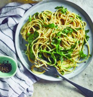 cacio e pepe spaghetti with arugula and herbs   