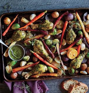 Plaque de légumes rôtis et pilons de poulet au pesto 