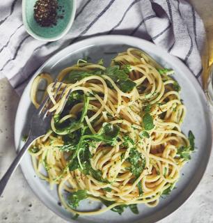 spaghetti style cacio e pepe  à la roquette et aux herbes 