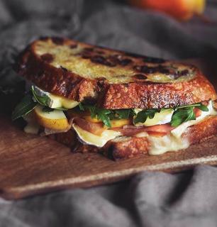 grilled cheese aux brie, poire, prosciutto et roquette