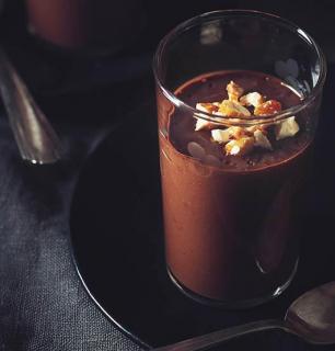 velouté de chocolat aux bananes et noix de cajou épicées